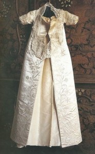 křestní šatičky Alžběty I. - vlastnoručně šité a vyšívané její matkou Annou Boleynovou